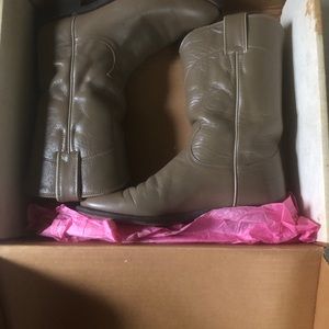 Justin women’s roper boots. Like new with box.